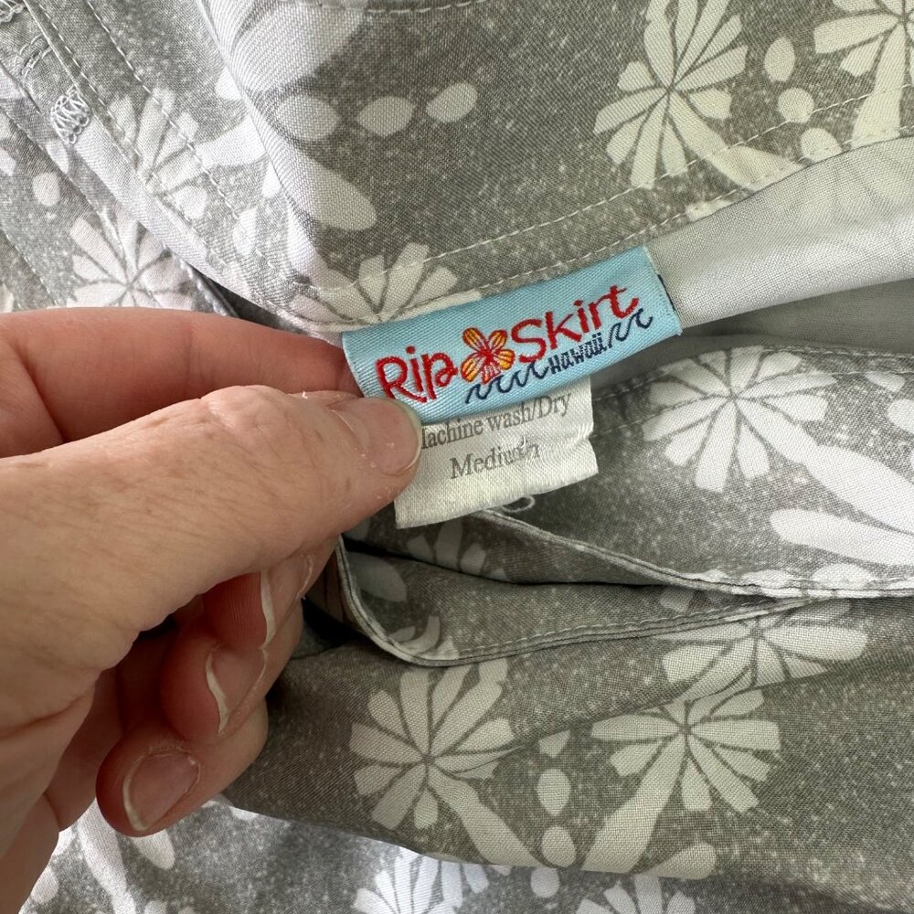 RipSkirt Hawaii Grey White Floral Wrap Stretch Quick Dry Skirt Womens sz Medium - Picture 2 of 8